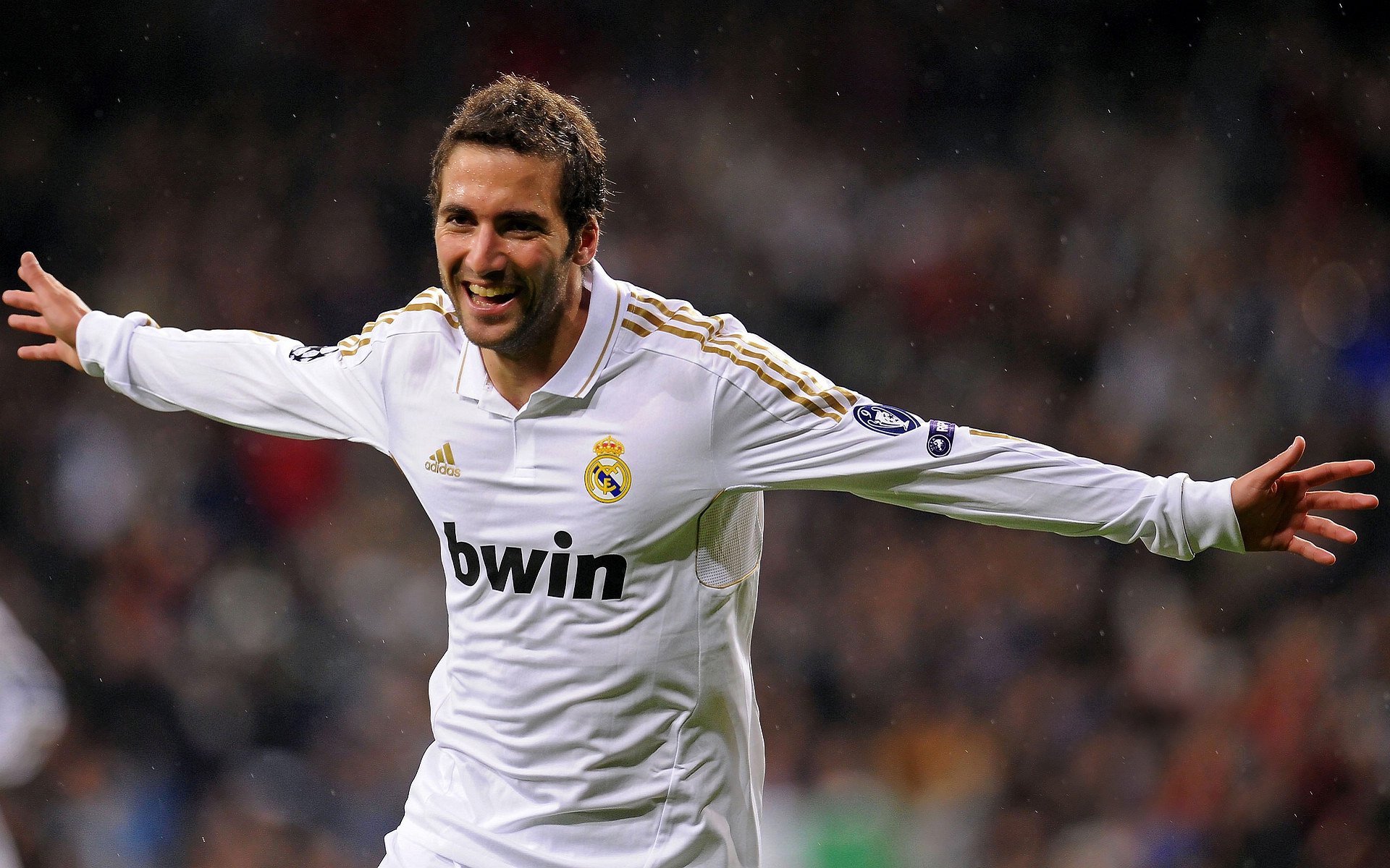爱游戏APP下载-泰山零封皇马创奇迹，王大雷荣膺最佳门将